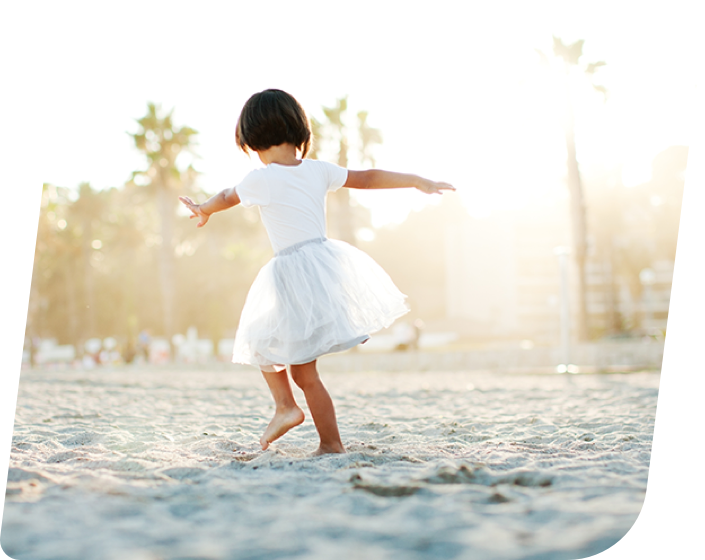 imagen niña en la playa