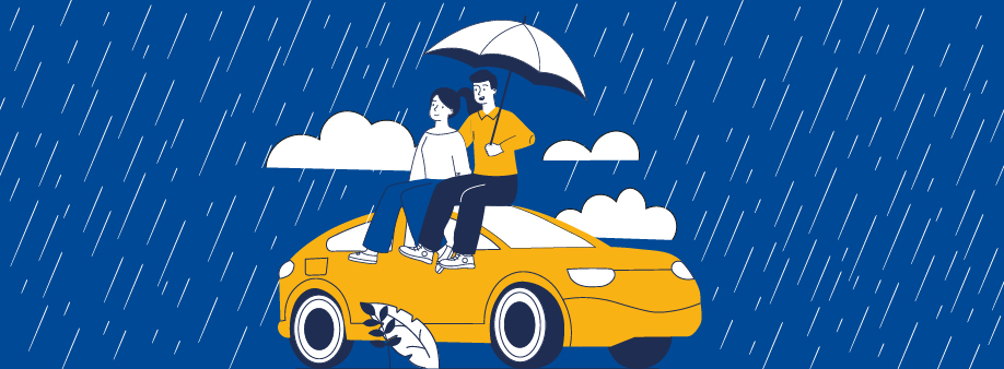 Pareja encima del auto bajo la lluvia